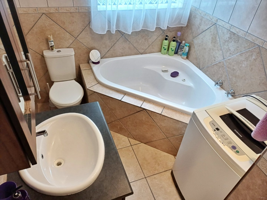5 Bedroom Property for Sale in Reebok Western Cape